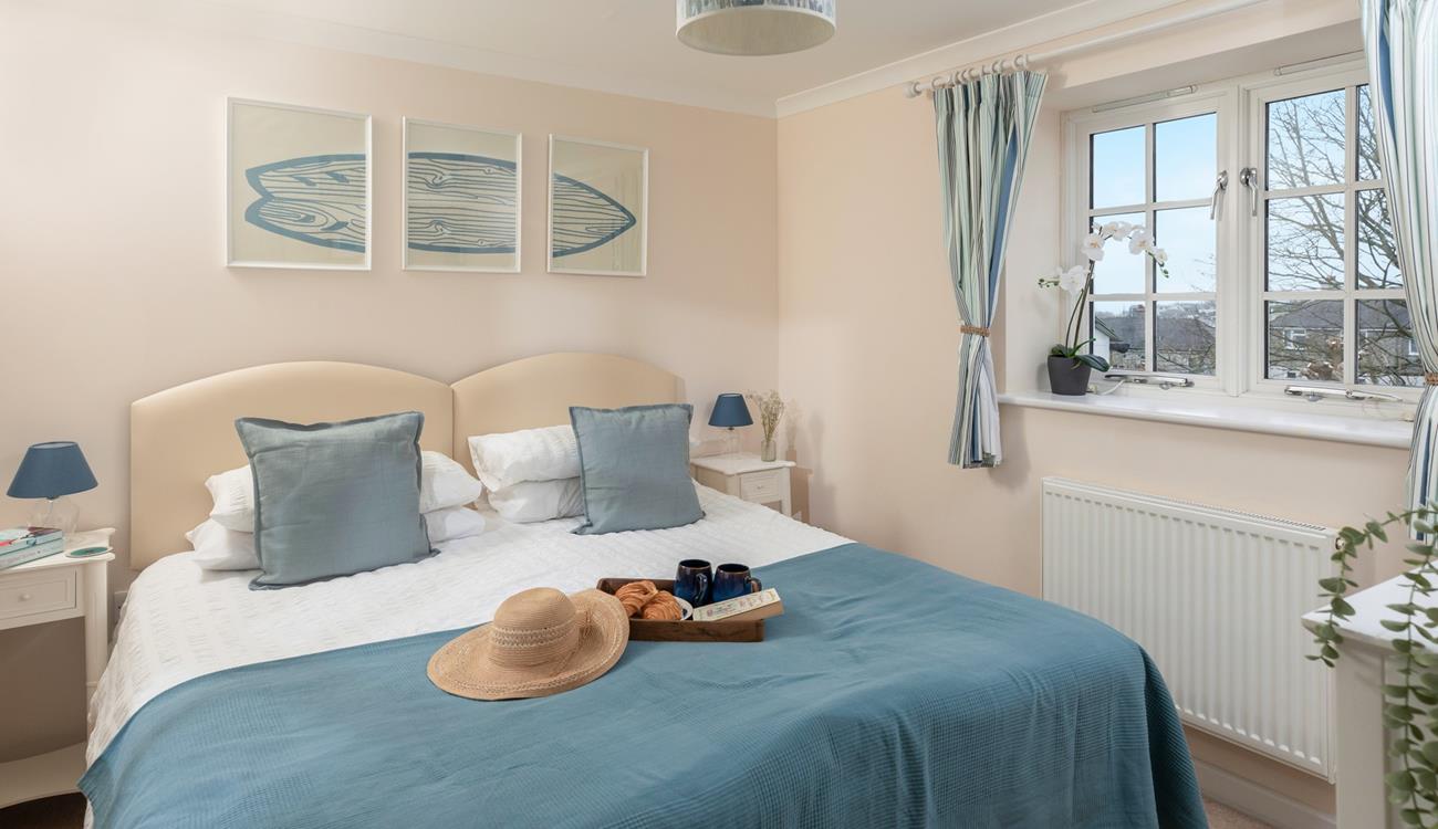 Bedroom 3 has zip and link beds for flexible sleeping arrangements.