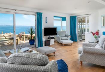 The light and comfortable sitting room is ideal for watching the sea vistas.