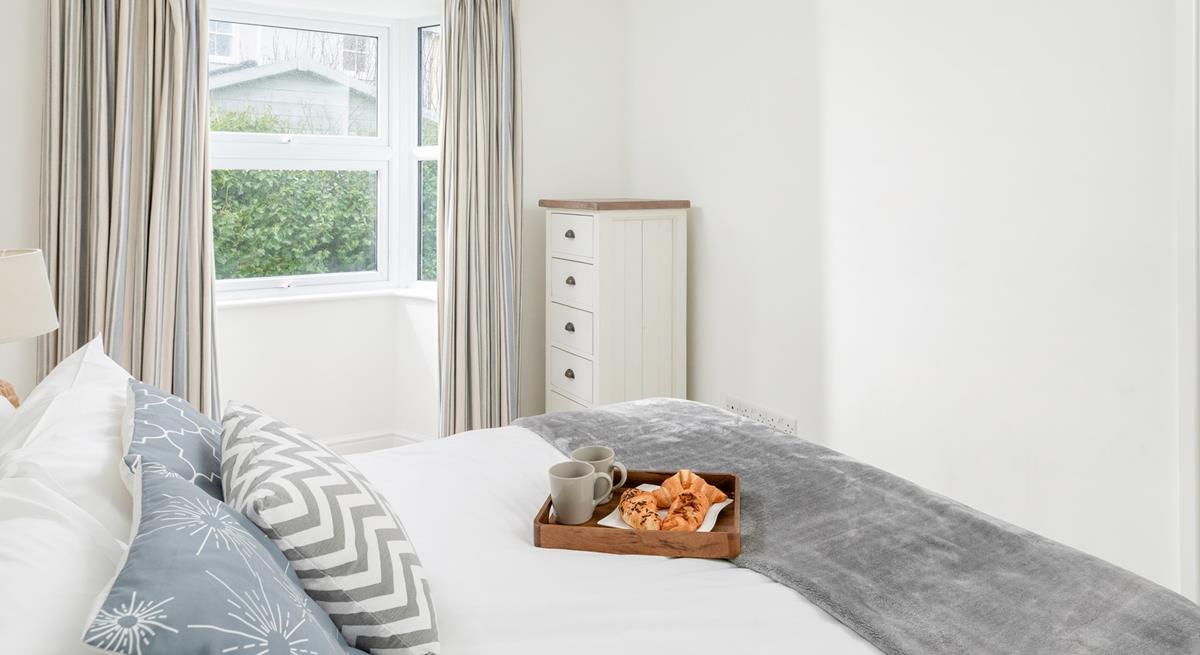 Sunbathe on Porthminster Beach, close to the cottage.