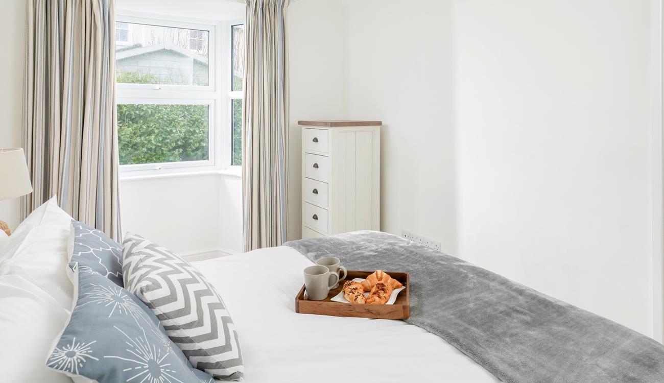 Sunbathe on Porthminster Beach, close to the cottage.