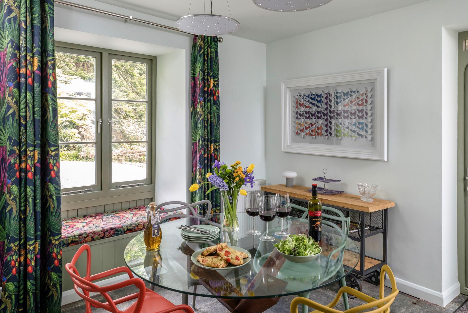 Enjoy long lunches and delicious dinners around the dining table.