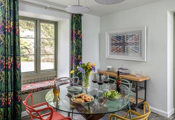 Enjoy long lunches and delicious dinners around the dining table.