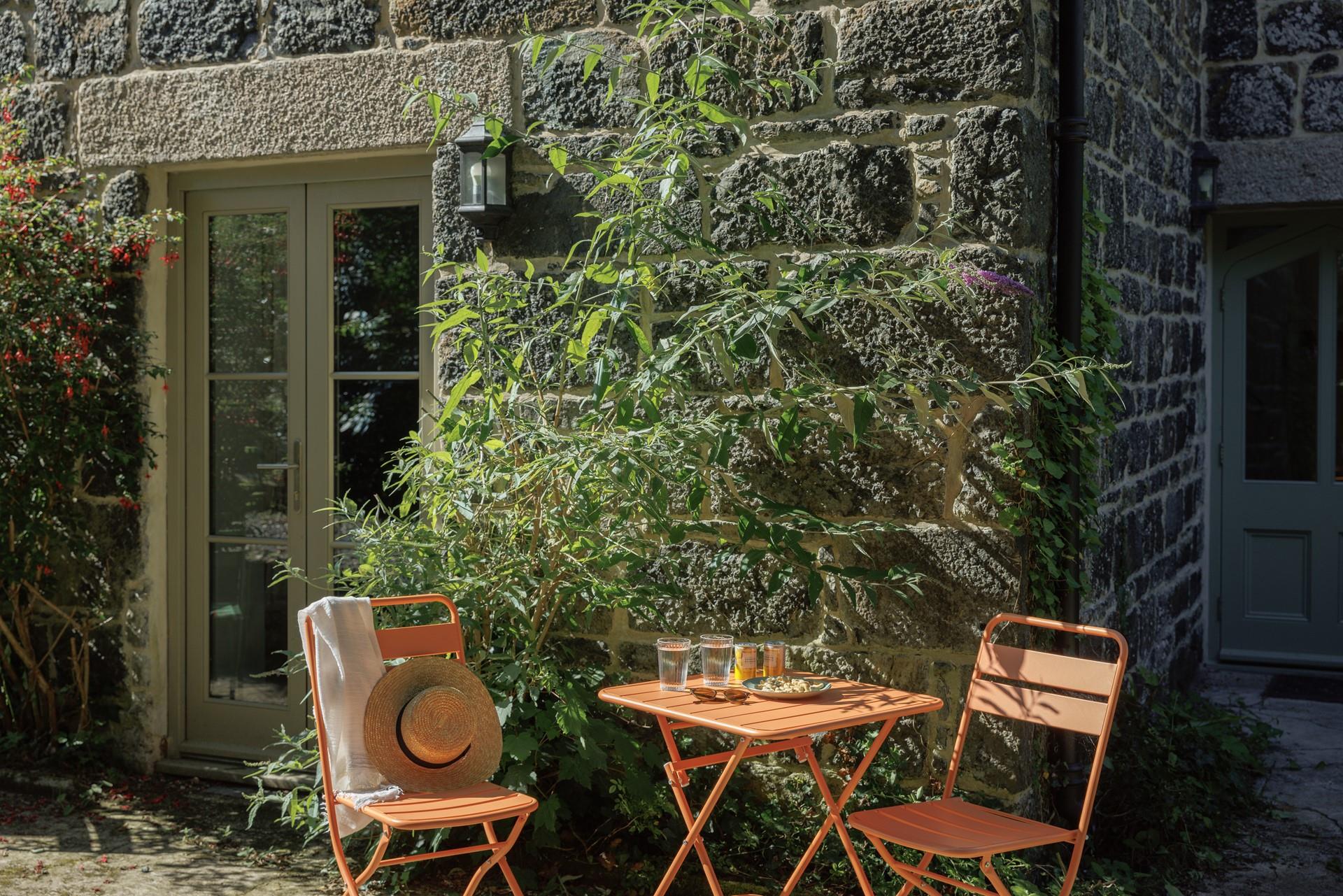 Pour yourself a drink to enjoy in the afternoon sun.