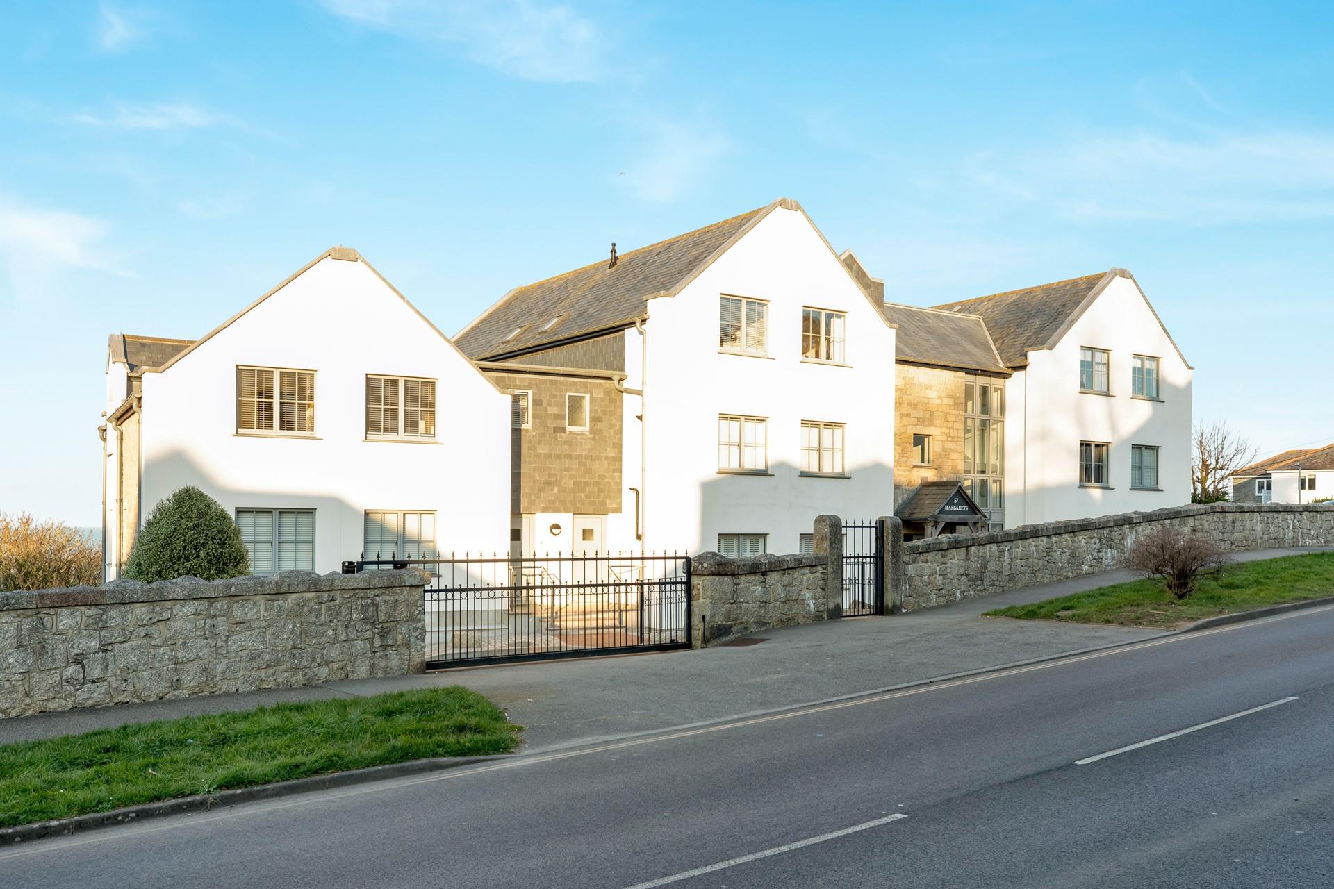 13 St Margarets is ideally located just a short walk from Carbis Bay beach.