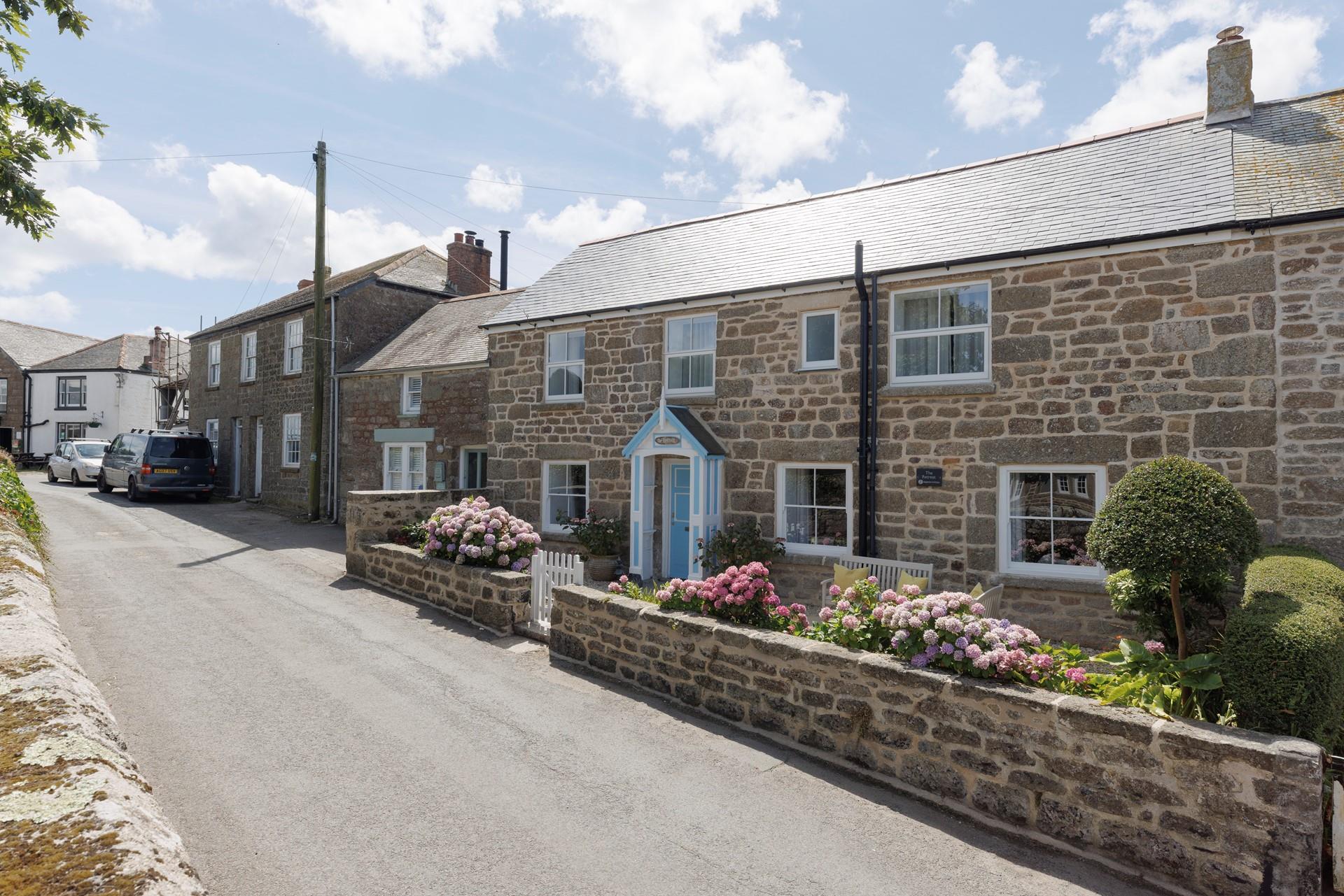 The Retreat is a pretty cottage located near Mousehole.