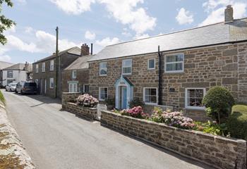 The Retreat is a pretty cottage located near Mousehole.