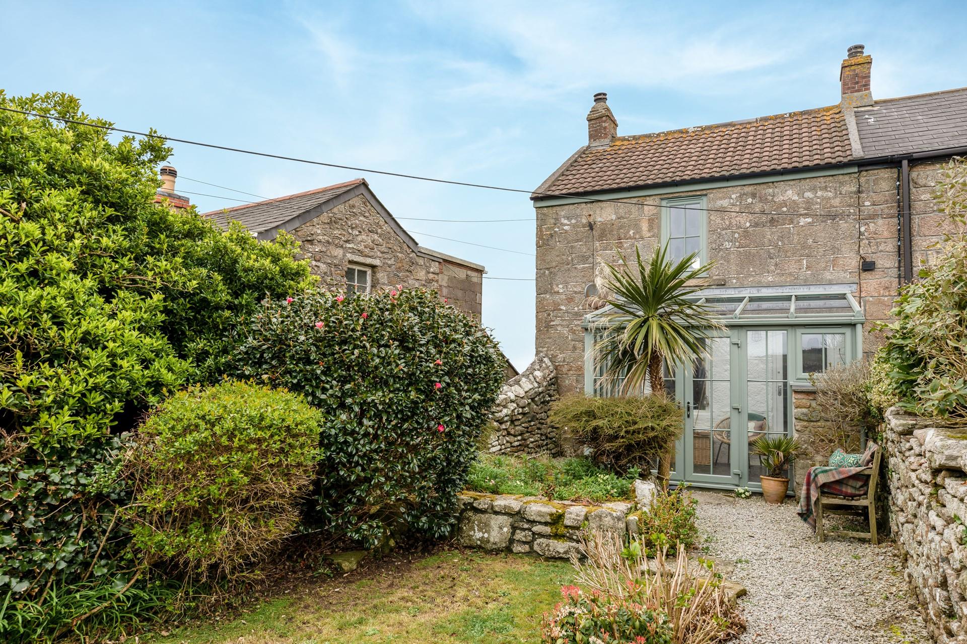 Arrive at this cute and cosy cottage for a relaxing break!