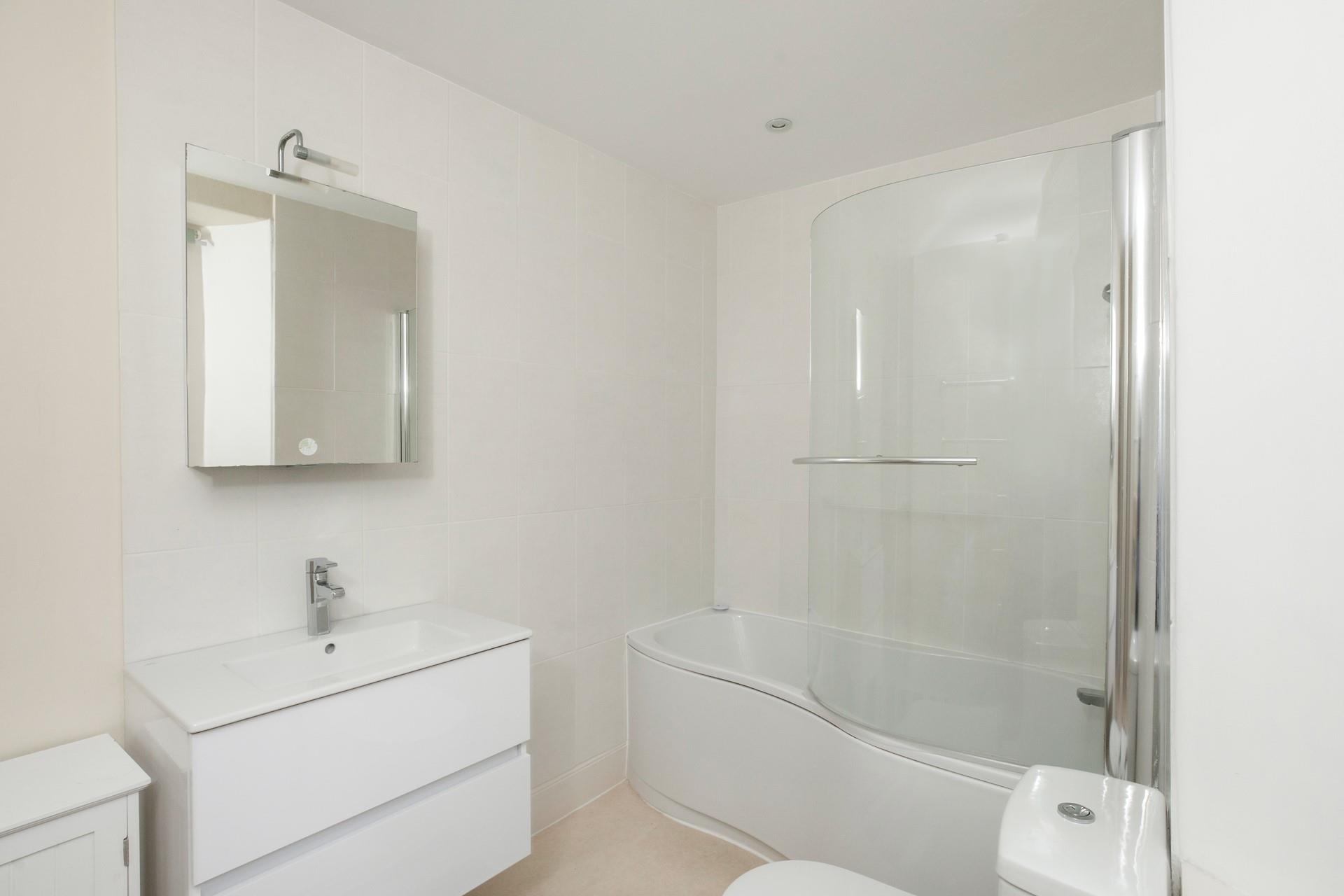 The family bathroom is perfect for relaxing soaks after coast path rambles.