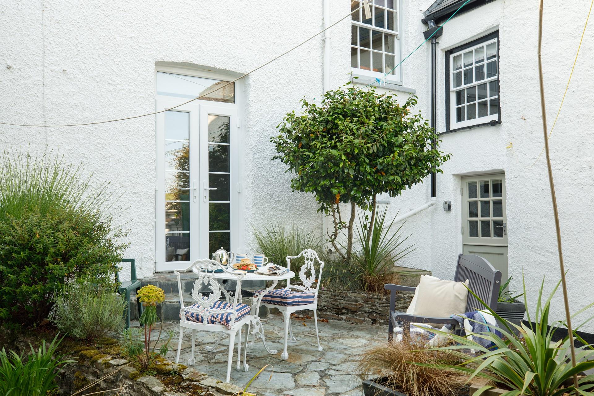 Enjoy an afternoon tea in the pretty garden with freshly baked goods from nearby Da Bara Bakery.