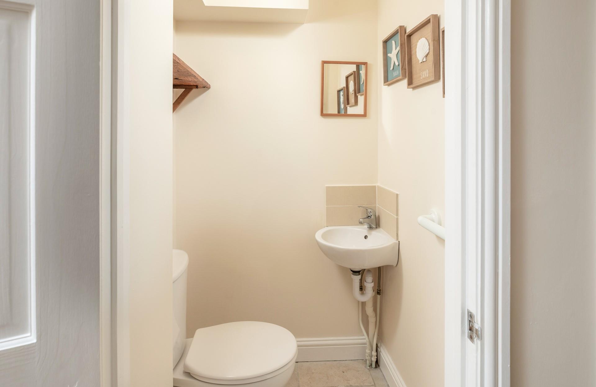 The convenient cloak room is located on the ground floor.