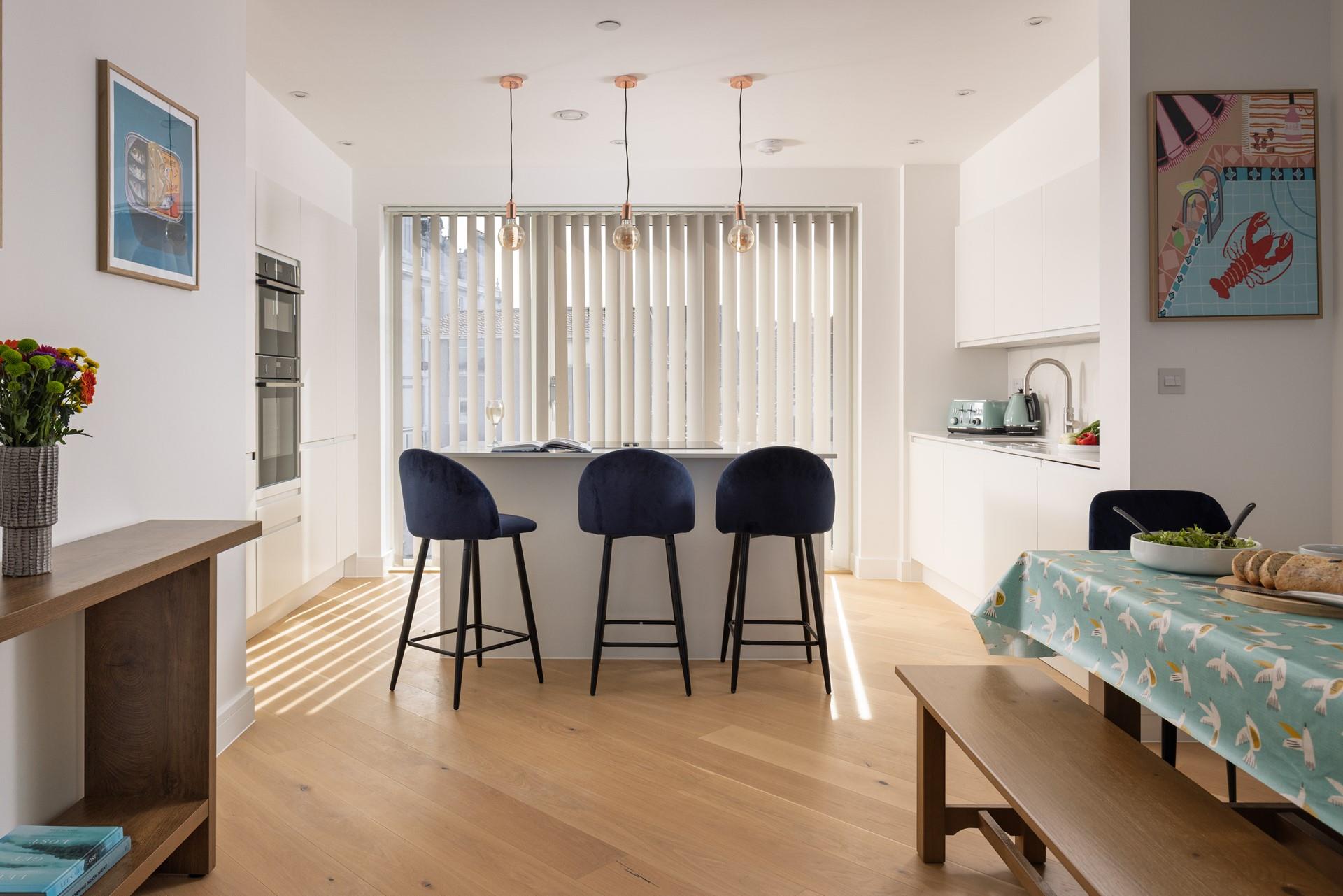 There's plenty of space to cook and dine together!