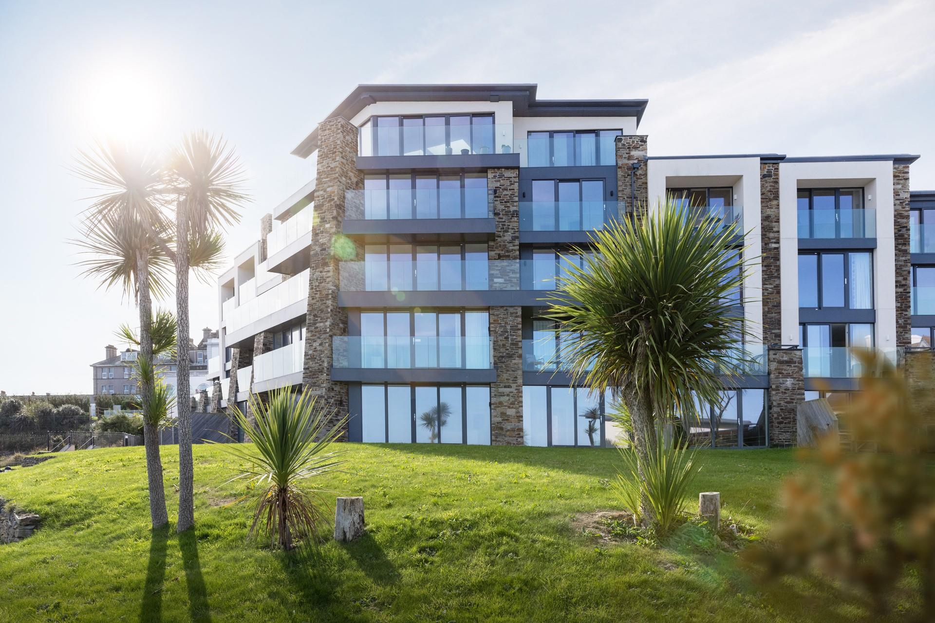 Sat on the clifftop, moments from the coast path with direct beach access, Surf House is the ultimate coastal retreat.