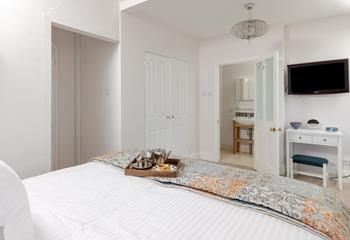 Tuck into the soft sheets after a day spent on the soft sand at Carbis Bay beach.