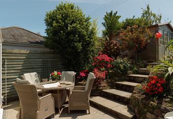 Take meals outside to the blooming garden.