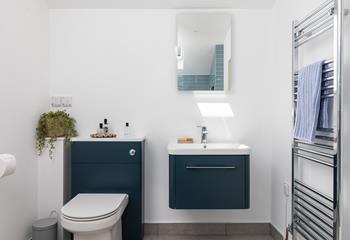 The second shower room as all the amenities you need.