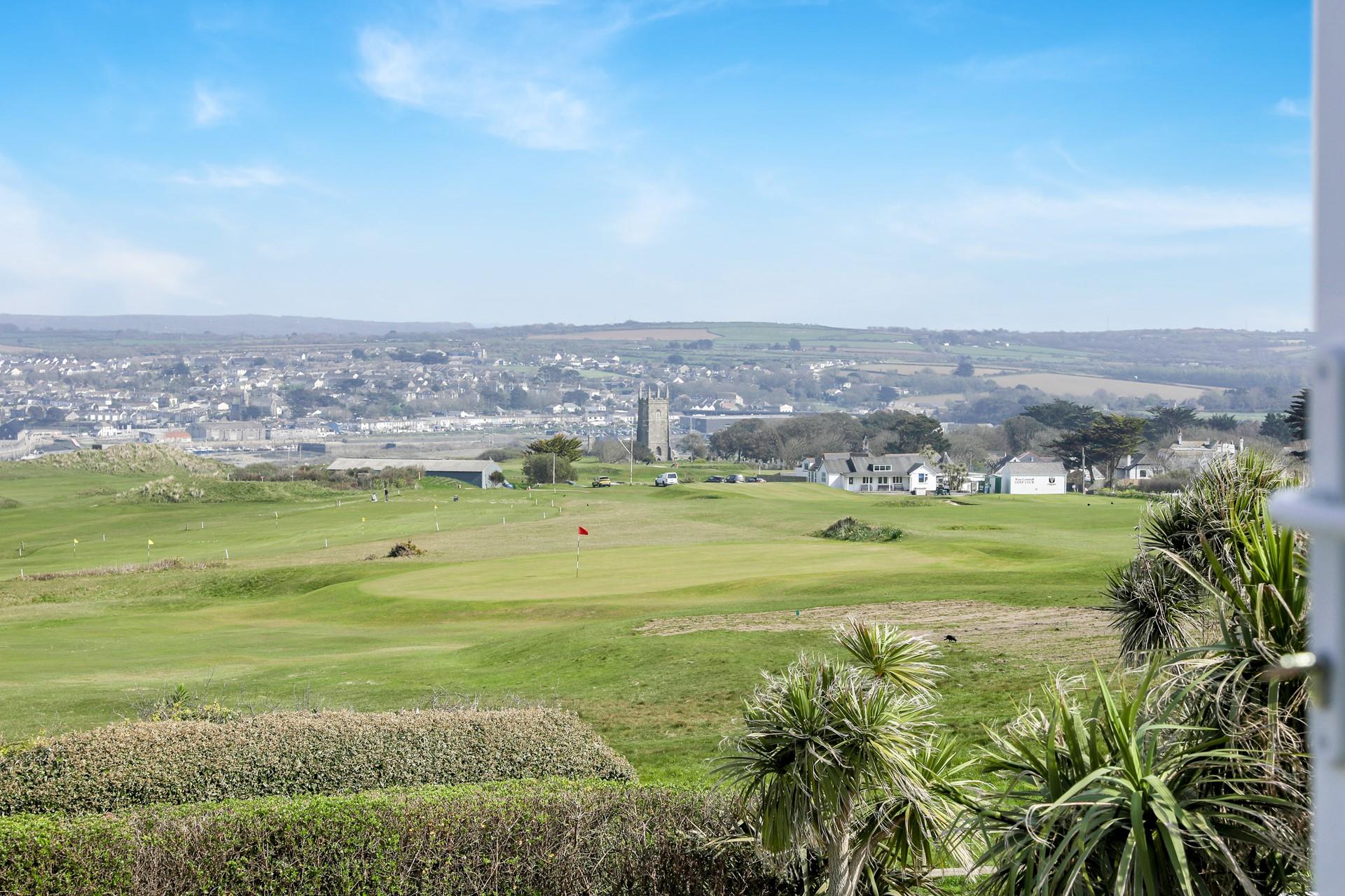 Overlinks is located next to the golf course, ideal for keen golfers!