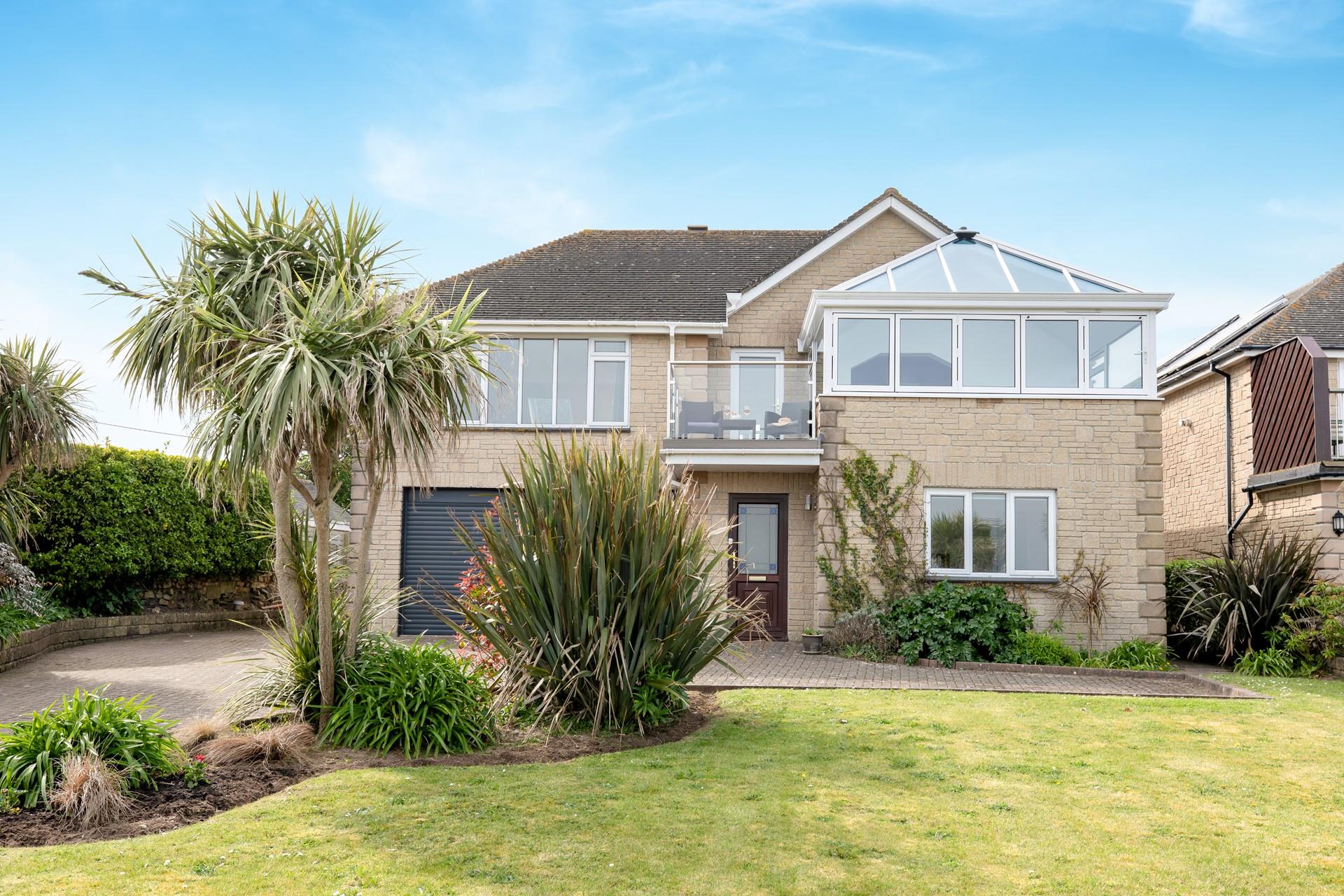 Sink into relaxation mode as you arrive at Overlinks.