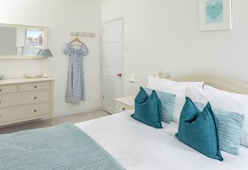 The bedroom is decorated with calming seaside blues.