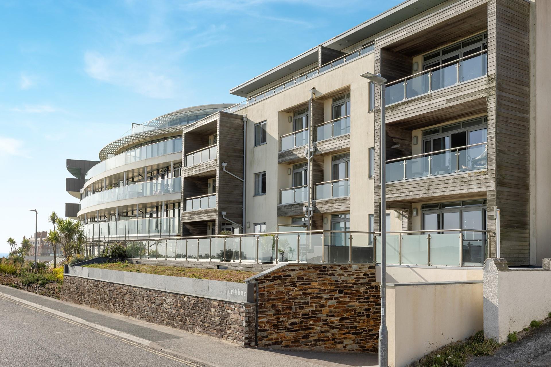 Cribbar is located in a sought after spot in Newquay, close to the beach and town centre.