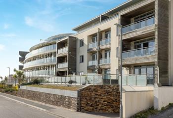 Cribbar is located in a sought after spot in Newquay, close to the beach and town centre.