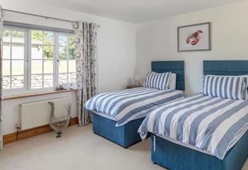 Zip and link beds allow for flexible sleeping arrangements in bedroom 3.