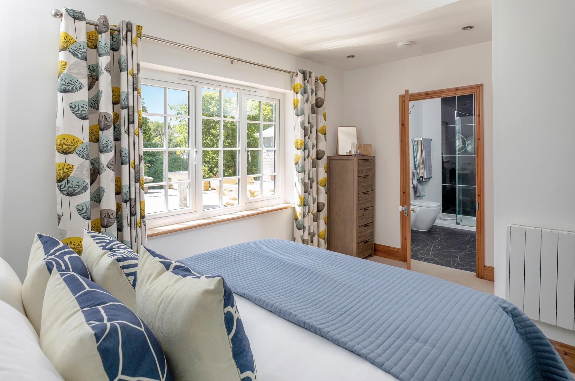 Wake up and get ready for the day in the en suite.