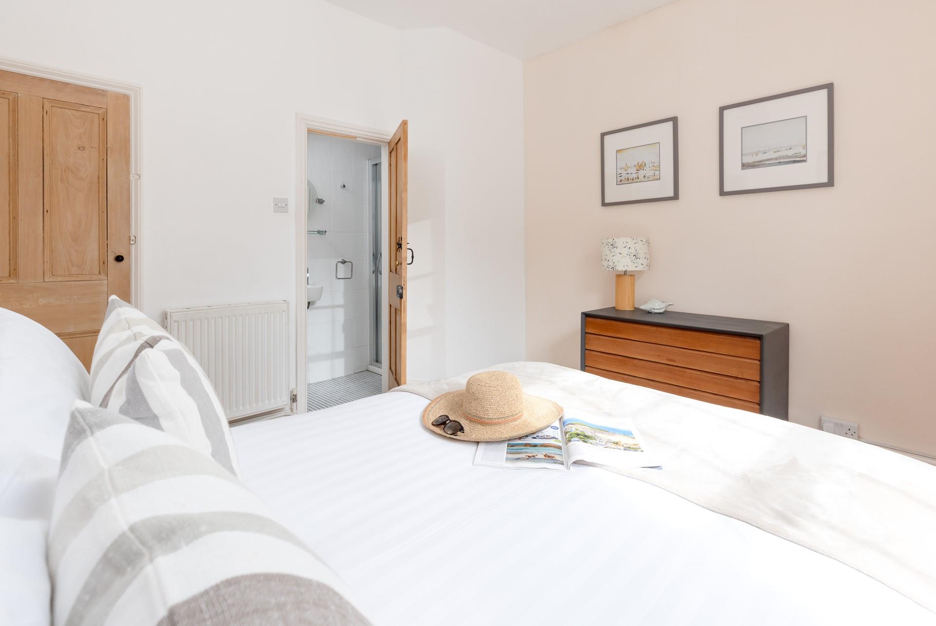 There's another en suite shower room and plent of storage.