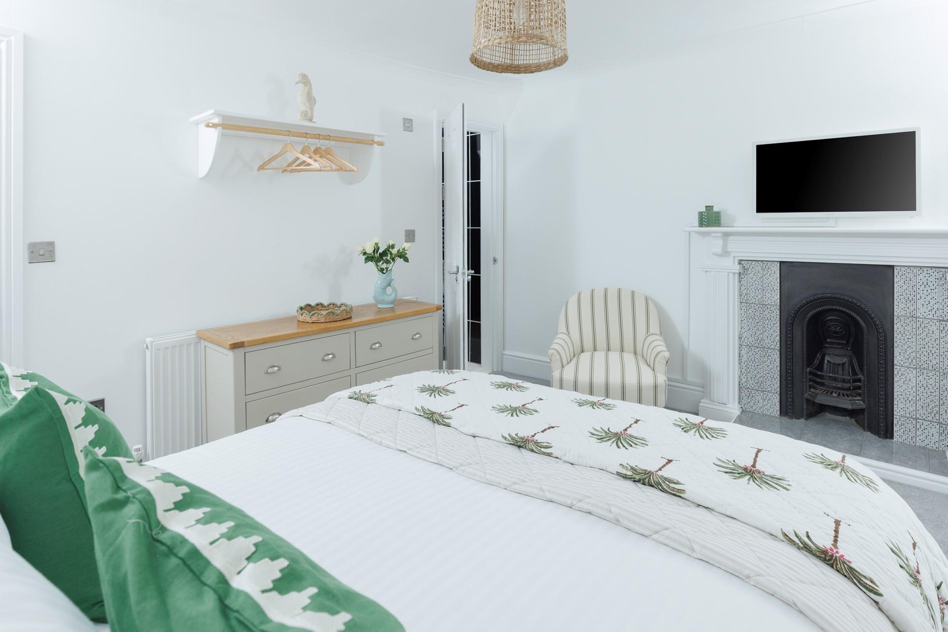 Get ready for the day in the handy en suite.