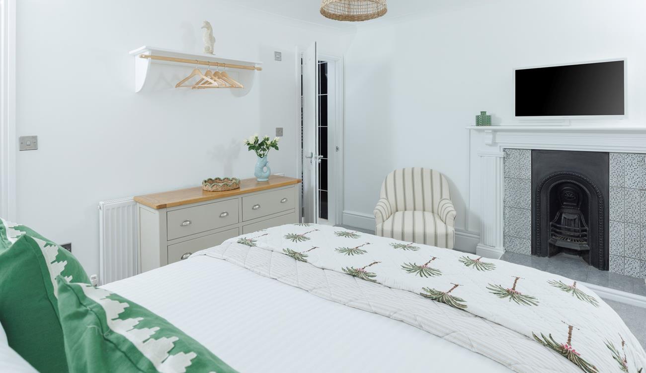 Get ready for the day in the handy en suite.