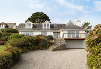 The large driveway has plenty of parking.