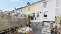 9 Bullans Terrace is nestled within a row of pretty fishermen's cottages.