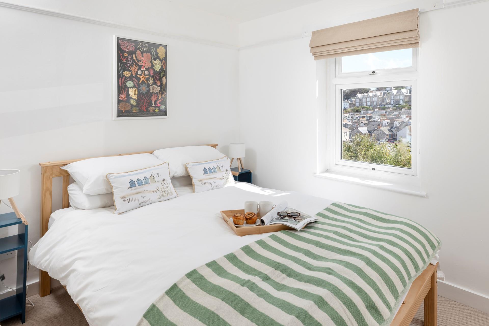 Wake up to views across the rooftops of picturesque St Ives.