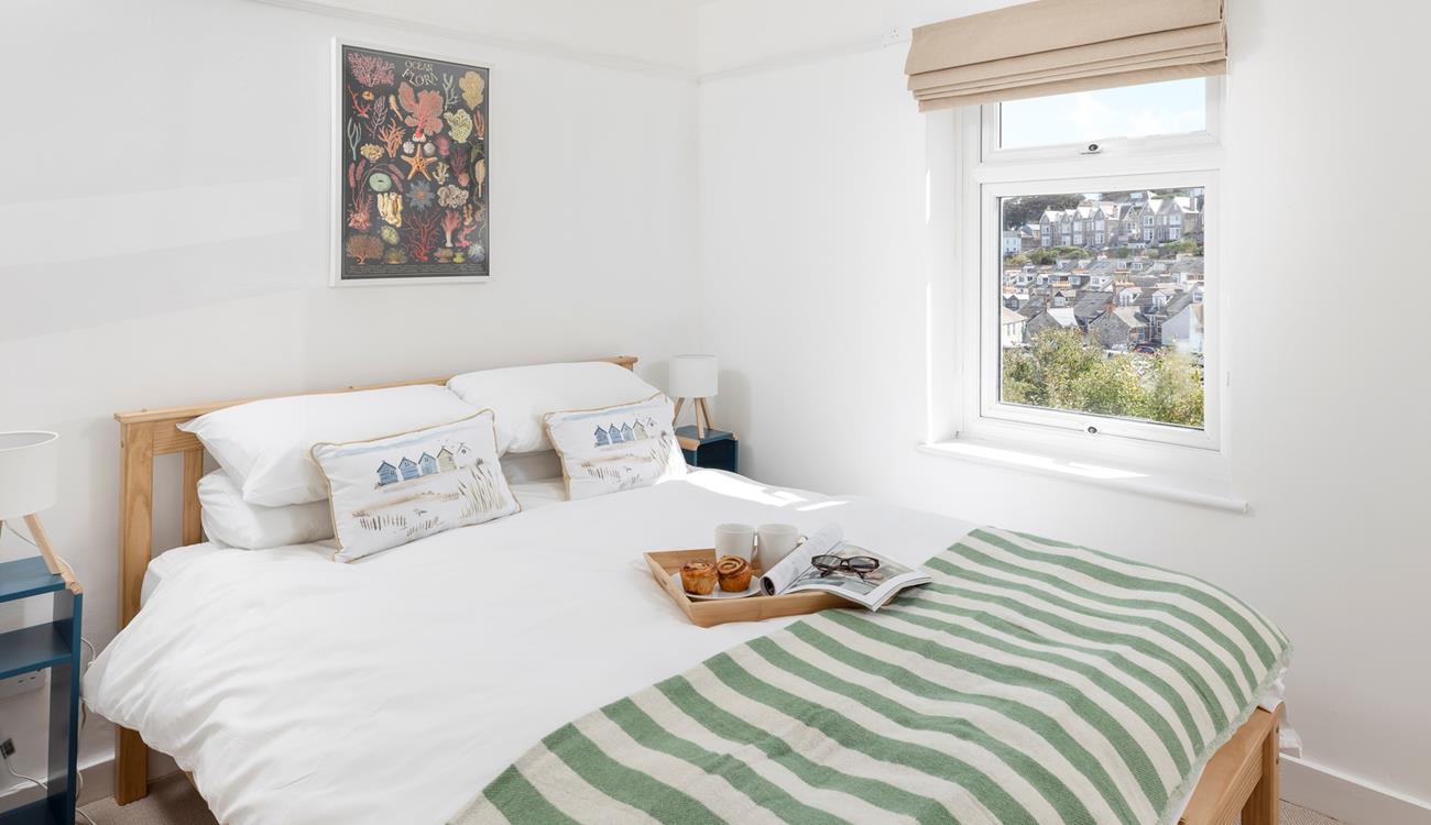 Wake up to views across the rooftops of picturesque St Ives.