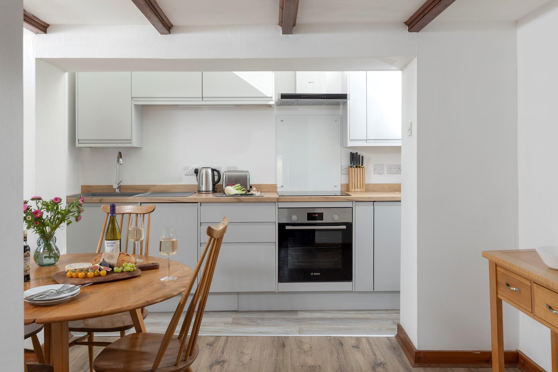 Cook and eat with your loved ones in the stylish kitchen.