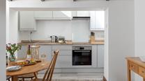 Cook and eat with your loved ones in the stylish kitchen.