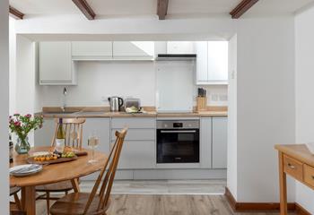 Cook and eat with your loved ones in the stylish kitchen.