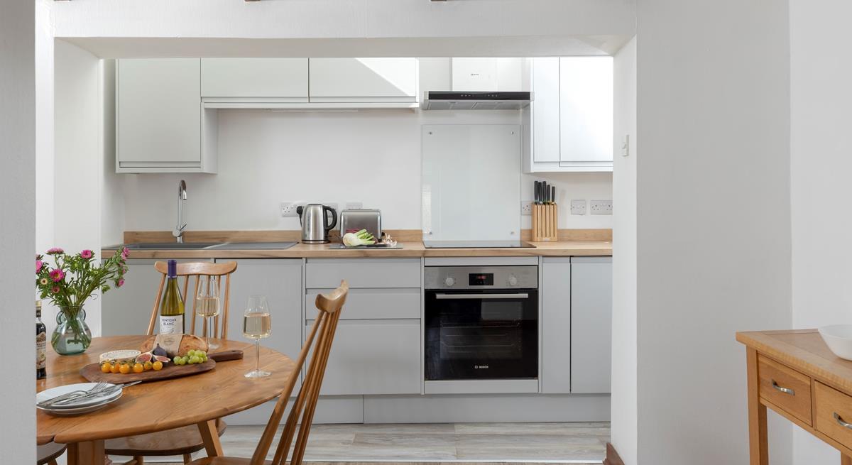 Cook and eat with your loved ones in the stylish kitchen.