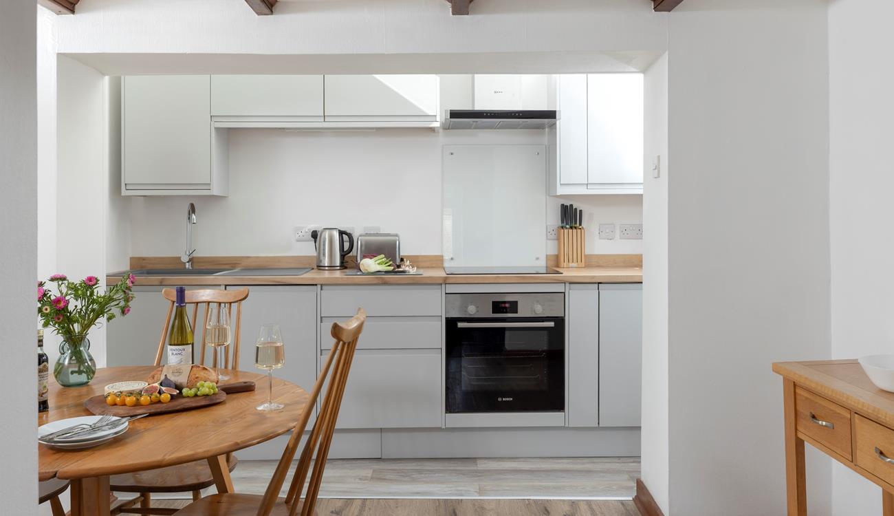 Cook and eat with your loved ones in the stylish kitchen.