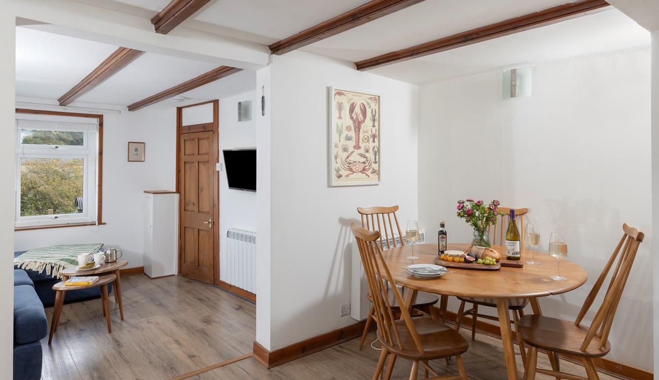 Gather together around the dining table, making the most of holiday mealtimes.