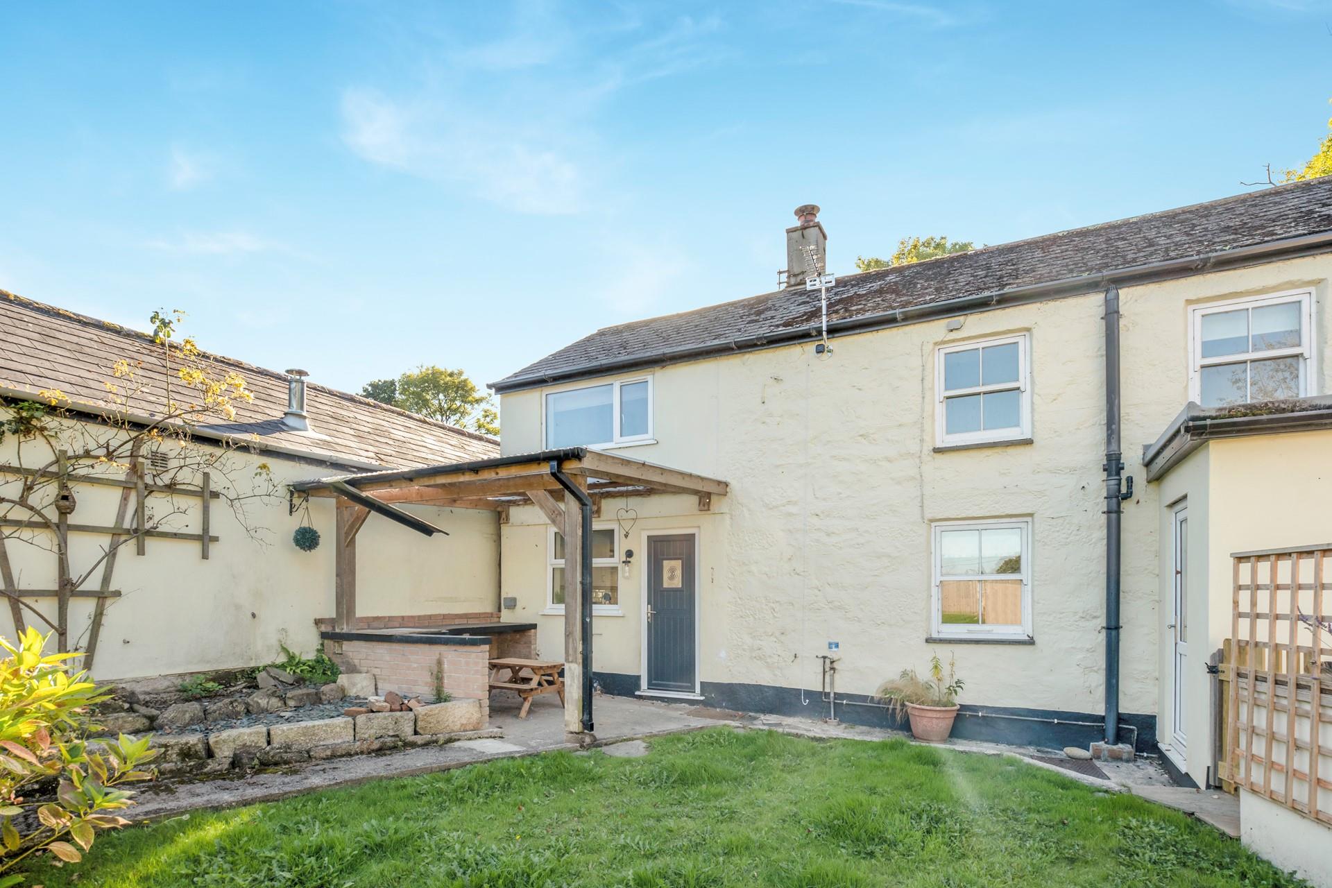 Take dinners al fresco in the garden.