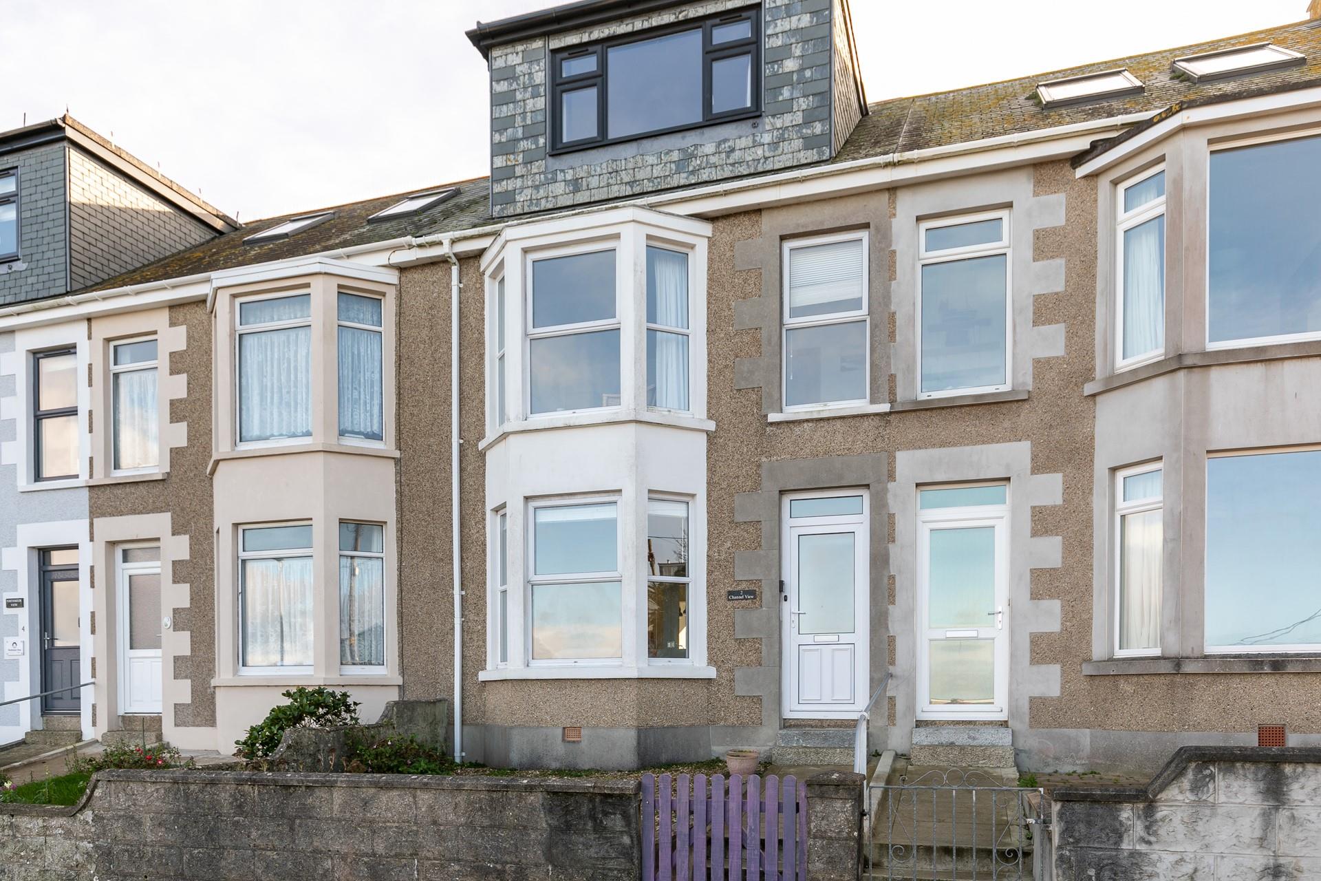 2 Channel View is located just a short walk from the town's shops and restaurants.