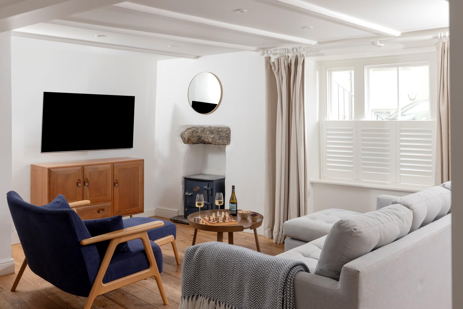 Light and spacious, the sitting area is the ideal space to return to.