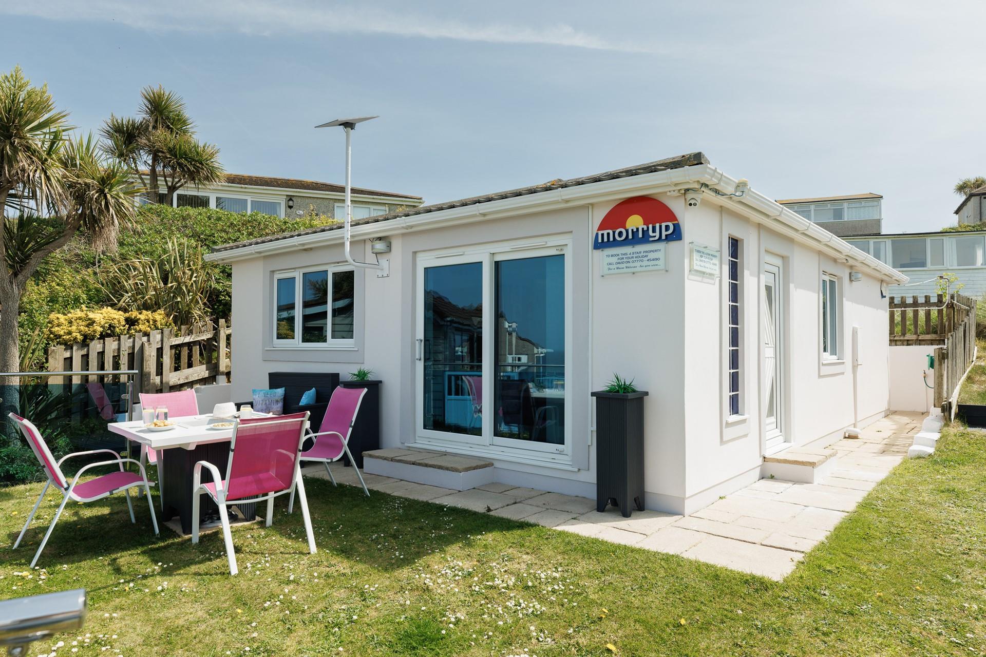 Open the patio doors and enjoy al fresco dining on the sea-facing lawn.