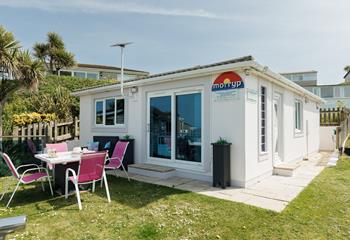 Open the patio doors and enjoy al fresco dining on the sea-facing lawn.