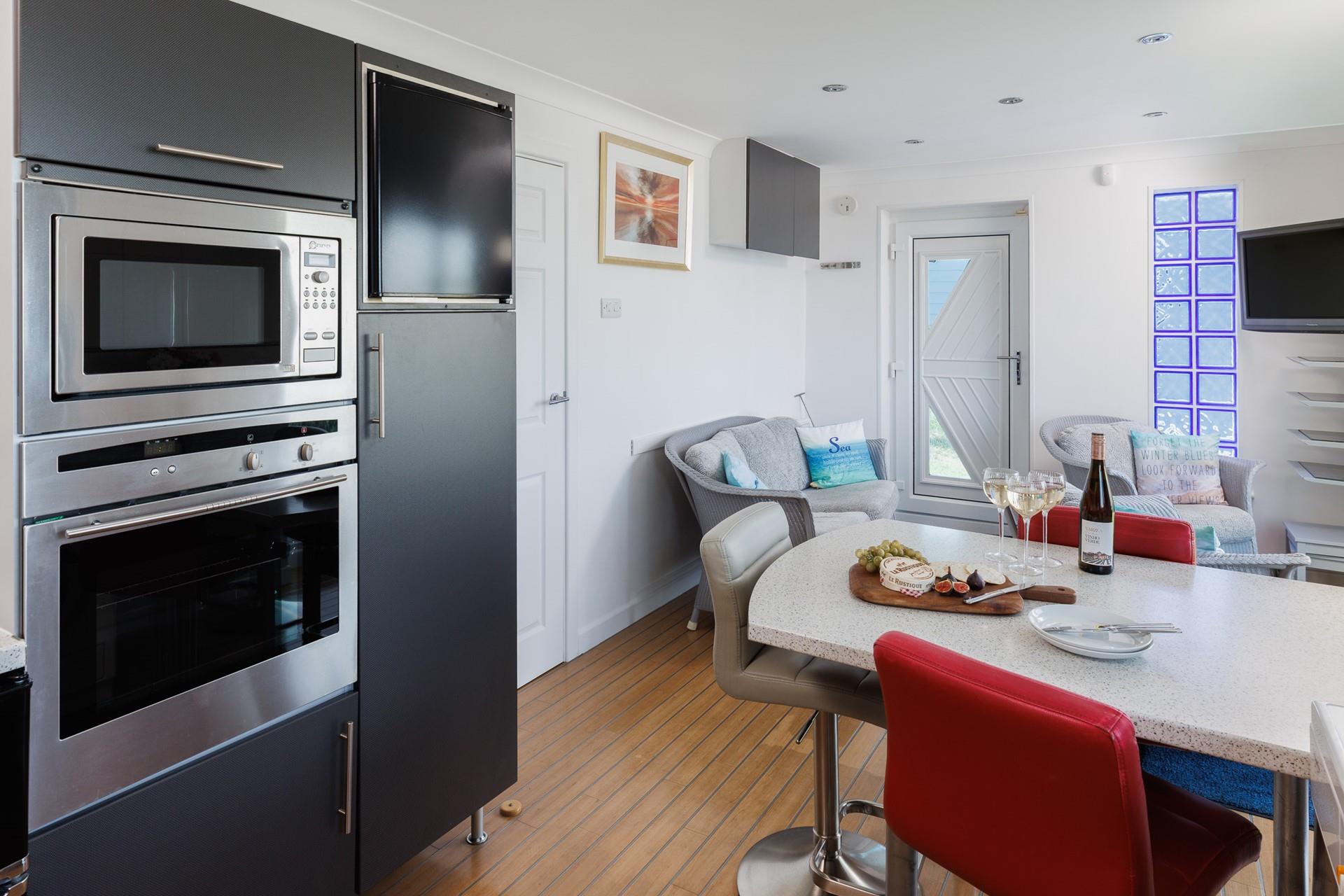 You can cook, dine and relax together in the living area.