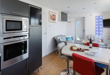 You can cook, dine and relax together in the living area.