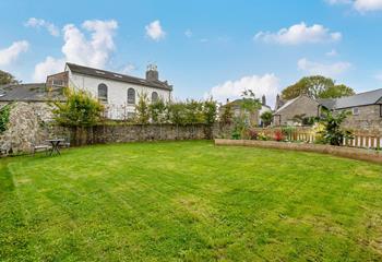 Enjoy an al fresco breakfast in the large sunny garden.