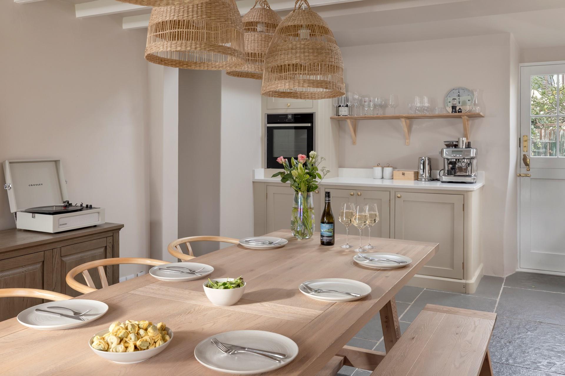 Tuck into a tasty feast with the whole family around you!