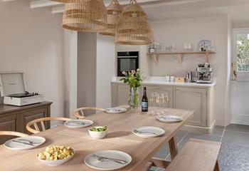 Tuck into a tasty feast with the whole family around you!