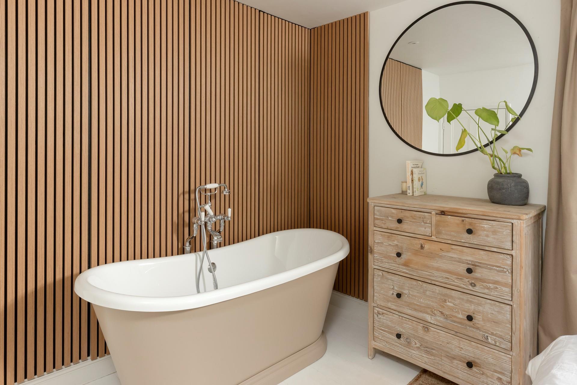 Take a long, relaxing soak in the luxurious slipper bath.